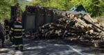 Un TIR incarcat cu lemne s a rasturnat pe un drum din Neamt FOTO