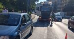 Coliziune intre un autoturism si un TIR pe o strada din Piatra Neamt