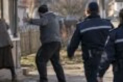 Bărbat din Neamț reținut după ce și-a amenințat mama cu violență și incendierea locuinței