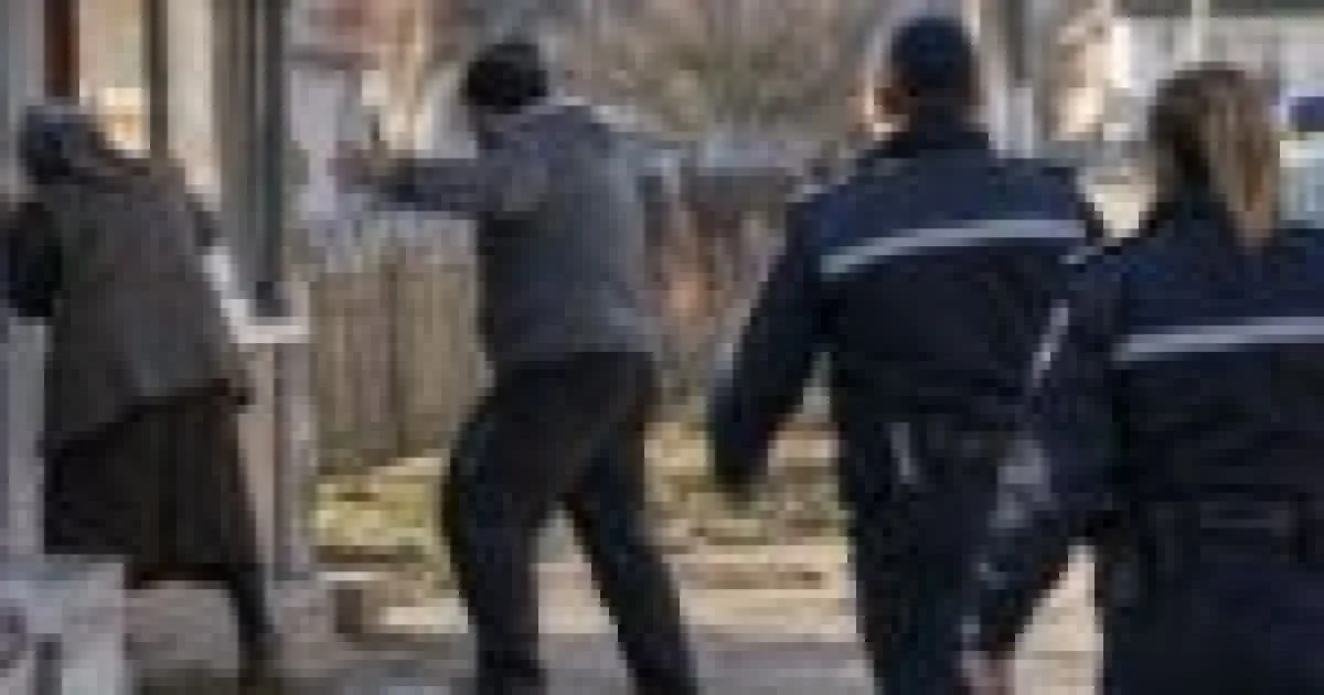 Bărbat din Neamț reținut după ce și-a amenințat mama cu violență și incendierea locuinței