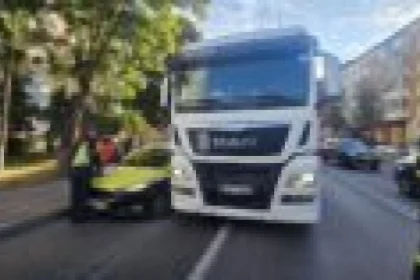 Ciocnire între o mașină și un TIR pe strada Mihai Viteazu din Piatra-Neamț