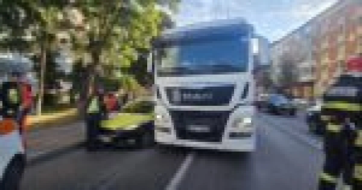 Ciocnire între o mașină și un TIR pe strada Mihai Viteazu din Piatra-Neamț