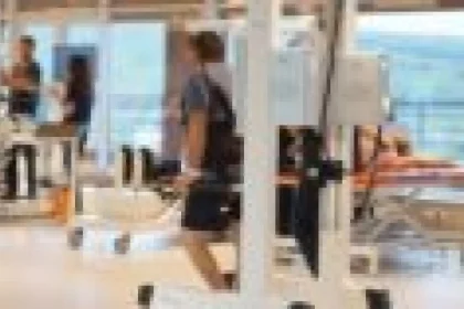 După un AVC ischemic, un bărbat a reînvățat să meargă la Spitalul Arcadia din Iași