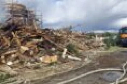 Incendiu la biserica dărâmată din Cimitirul Pietricica. Pompierii intervin acum