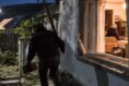 Minor de 17 ani reținut după ce ar fi furat 500 de lei din casa unei bătrâne din Neamț