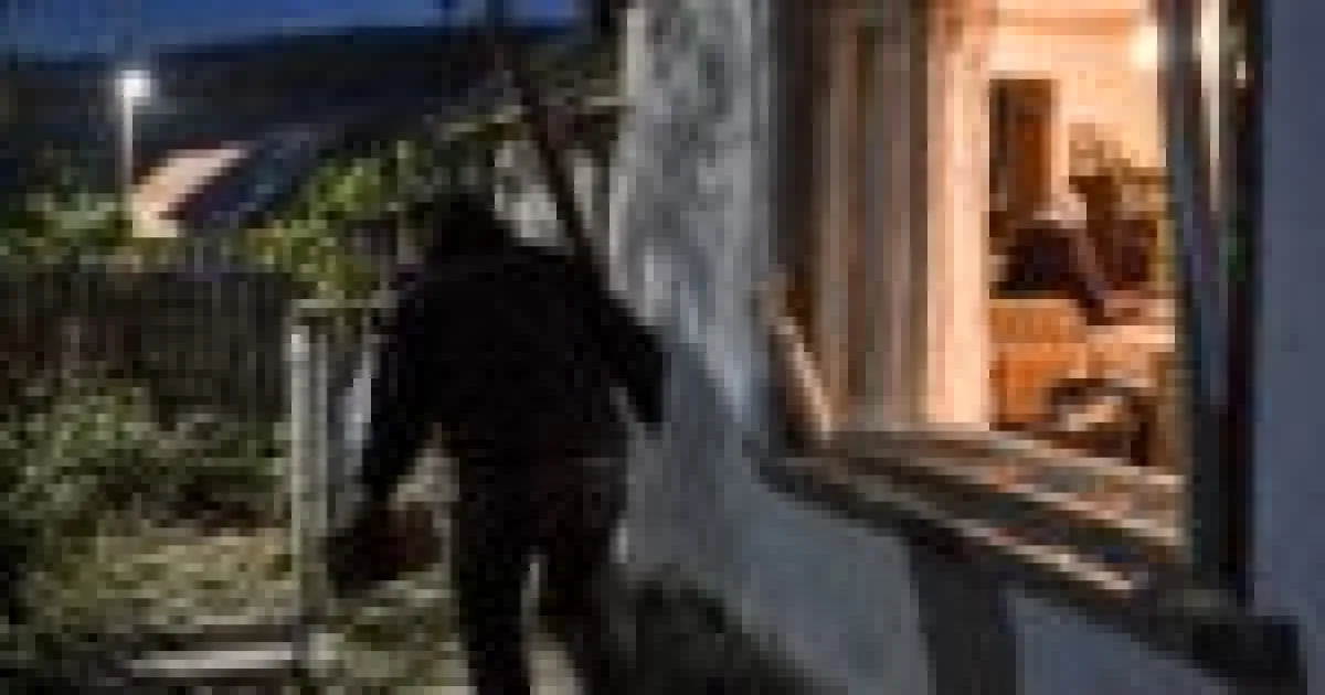 Minor de 17 ani reținut după ce ar fi furat 500 de lei din casa unei bătrâne din Neamț