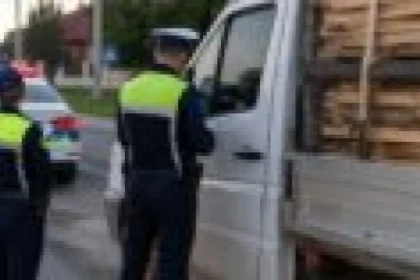 Transport de lemn fără documente, descoperit în Neamț. Mașina a fost confiscată