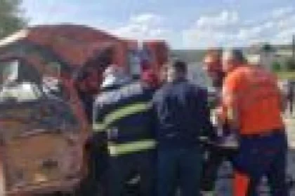 Accident grav în Neamț: o persoană încarcerată după impactul dintre o dubiță și un camion