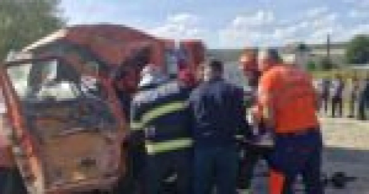 Accident grav în Neamț: o persoană încarcerată după impactul dintre o dubiță și un camion
