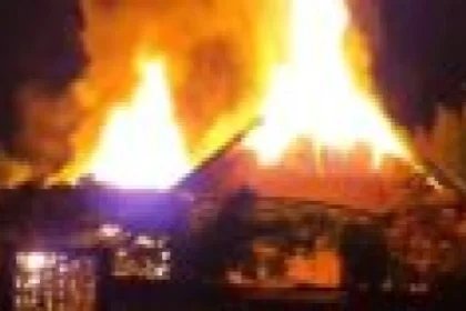 Incendiu în Neamț: casă și anexe mistuite de foc; o femeie, atac de panică