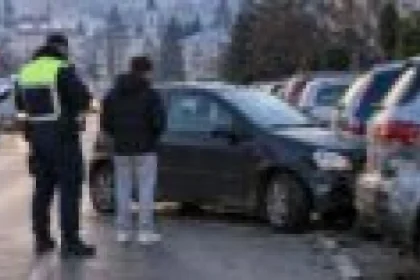 Minor de 17 ani, cercetat pentru furt de mașină și conducere fără permis în Piatra-Neamț