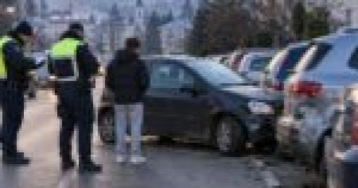 Minor de 17 ani, cercetat pentru furt de mașină și conducere fără permis în Piatra-Neamț