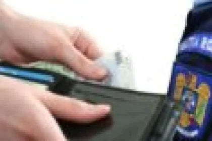 Șofer din Neamț cercetat pentru mituirea polițiștilor cu 100 de euro