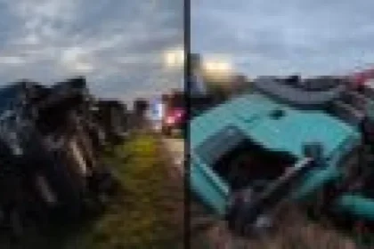 TIR plin cu țevi metalice, răsturnat într-un accident în Neamț