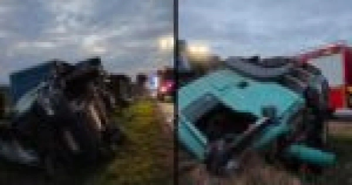 TIR plin cu țevi metalice, răsturnat într-un accident în Neamț